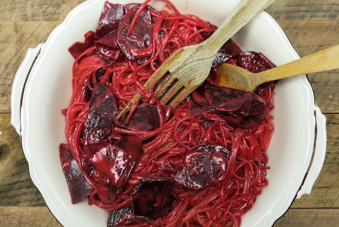 Pinke Spaghetti mit frischer Rote Bete