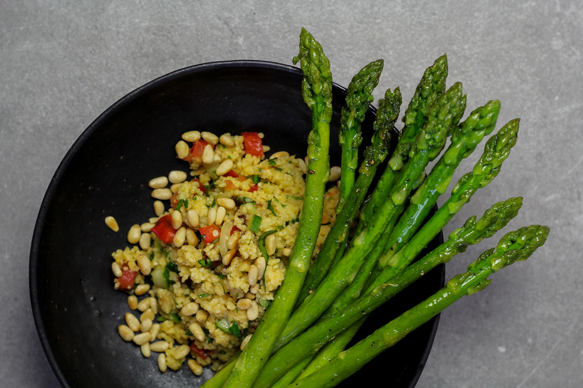 Grüner Spargel mit Dattel-Couscous-Salat