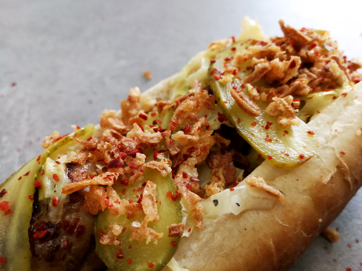 Salsiccia Hot Dog mit geschmortem Spitzkohl
