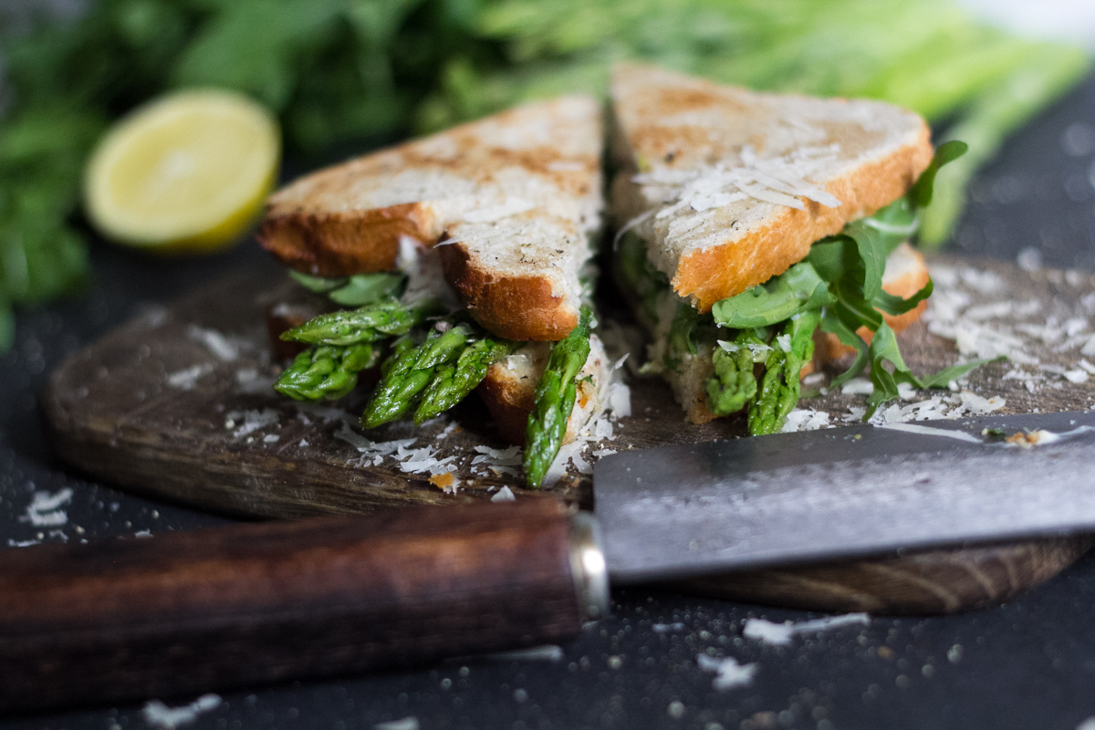 Grüner Spargel Sandwich mit Parmesan und Honig-Senf-Creme