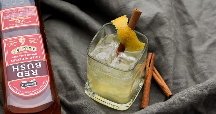 „Red Cinnamon Sour“ Variation des Barklassikers Whiskey Sour mit Bushmills Red Bush