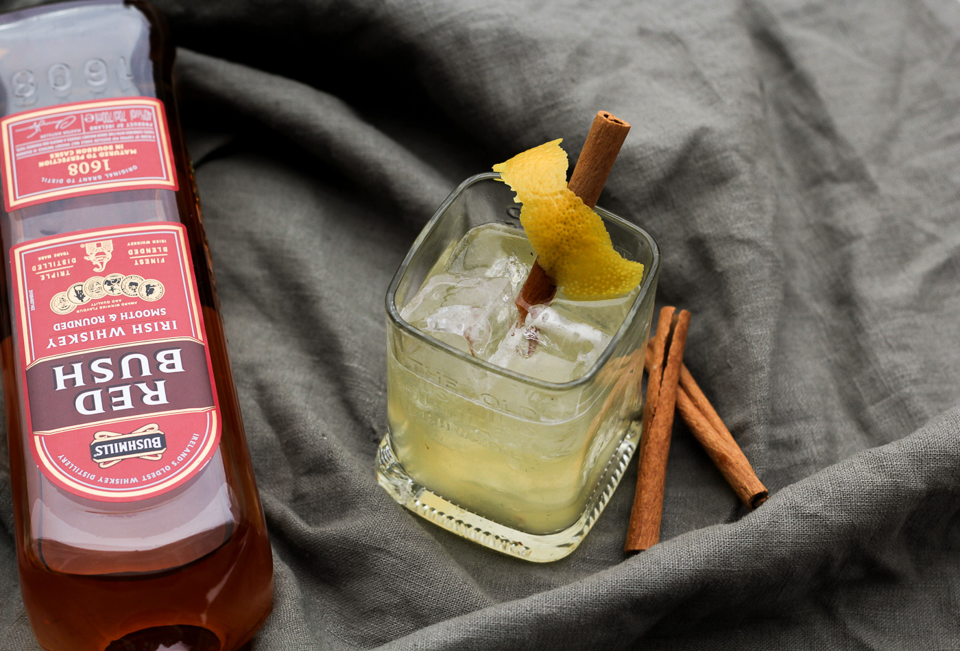 „Red Cinnamon Sour“ Variation des Barklassikers Whiskey Sour mit Bushmills Red Bush